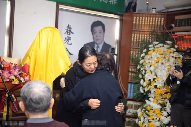 趙忠祥立雕像惹爭議!揭幕儀式畫面曝光,倪萍落淚似仍未走出