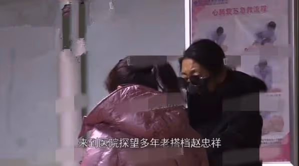 趙忠祥立雕像惹爭議!揭幕儀式畫面曝光,倪萍落淚似仍未走出