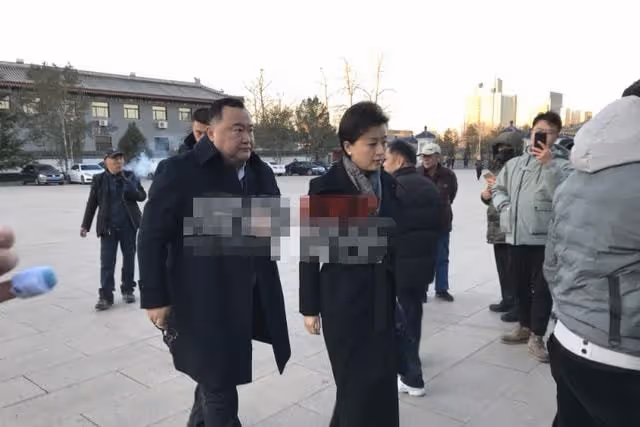 趙忠祥立雕像惹爭議!揭幕儀式畫面曝光,倪萍落淚似仍未走出