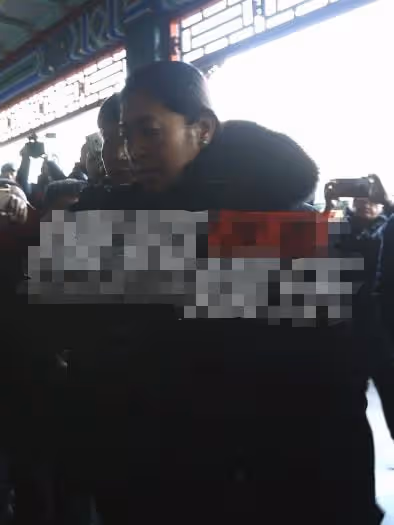 趙忠祥立雕像惹爭議!揭幕儀式畫面曝光,倪萍落淚似仍未走出
