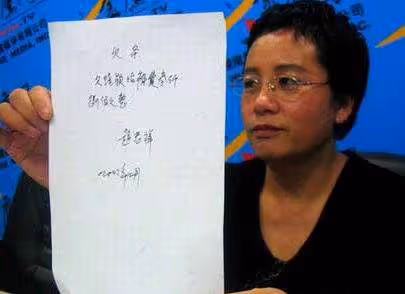 趙忠祥立雕像惹爭議!揭幕儀式畫面曝光,倪萍落淚似仍未走出
