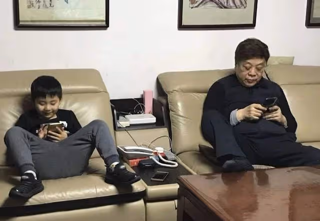 趙忠祥立雕像惹爭議!揭幕儀式畫面曝光,倪萍落淚似仍未走出