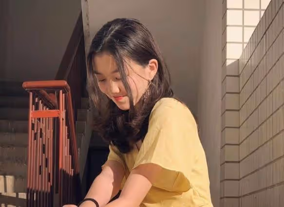 王菲花幾百萬為女兒李嫣治嘴唇,李嫣的嘴唇好了,人卻「變了」