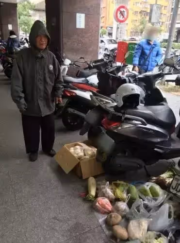 過年也不敢休！8旬翁為家計天天苦撐「北上賣水果仍賺不到300」孤單駝背身影惹淚，網友全鼻酸：真的好吃