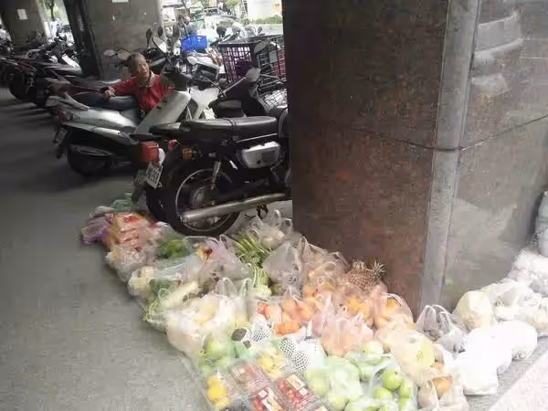 過年也不敢休！8旬翁為家計天天苦撐「北上賣水果仍賺不到300」孤單駝背身影惹淚，網友全鼻酸：真的好吃