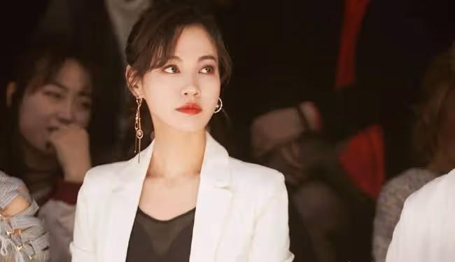 撞臉Angelababy,搭檔過謝霆鋒,43歲楊雪直播帶貨狀態大好