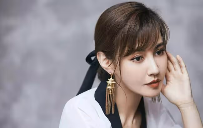 撞臉Angelababy,搭檔過謝霆鋒,43歲楊雪直播帶貨狀態大好