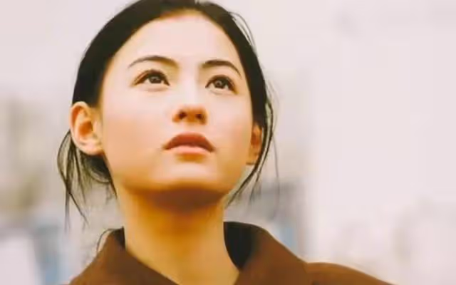 撞臉Angelababy,搭檔過謝霆鋒,43歲楊雪直播帶貨狀態大好
