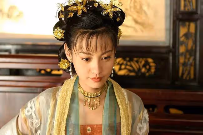 撞臉Angelababy,搭檔過謝霆鋒,43歲楊雪直播帶貨狀態大好