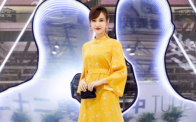 撞臉Angelababy,搭檔過謝霆鋒,43歲楊雪直播帶貨狀態大好