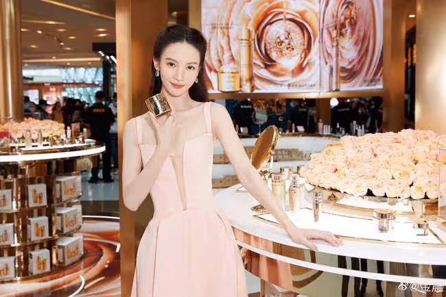 撞臉Angelababy,搭檔過謝霆鋒,43歲楊雪直播帶貨狀態大好