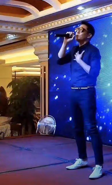 55歲最帥「令狐沖」現身內地商演,獻唱多首歌曲,卻少有觀眾捧場