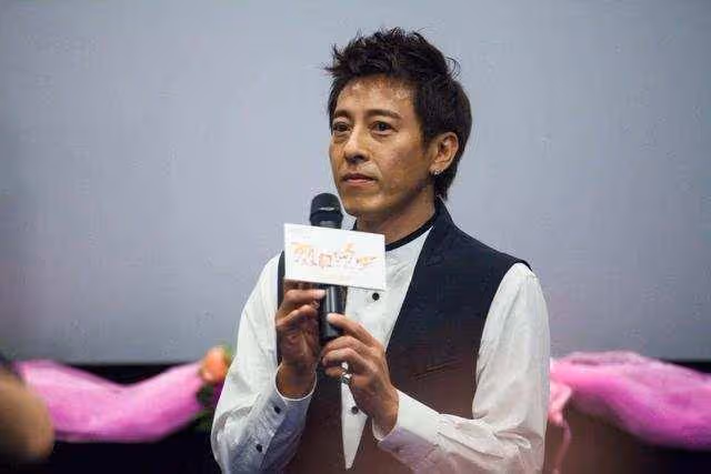 55歲最帥「令狐沖」現身內地商演,獻唱多首歌曲,卻少有觀眾捧場