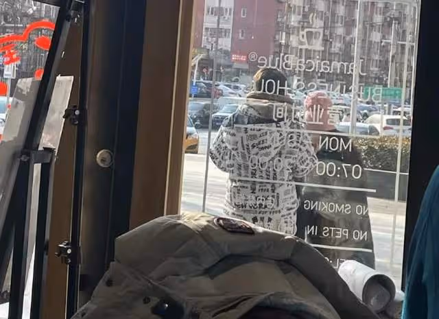 霍思燕夫婦被偶遇,杜江幫妻兒買飲品太貼心,8歲嗯哼身高猛躥