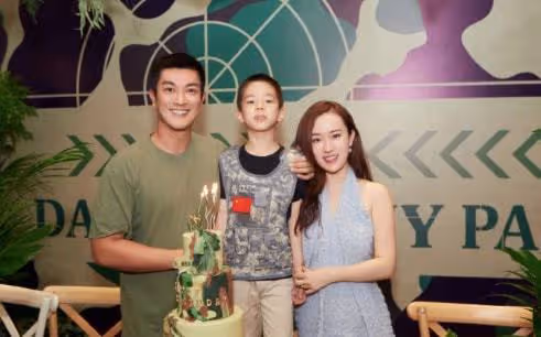 霍思燕夫婦被偶遇,杜江幫妻兒買飲品太貼心,8歲嗯哼身高猛躥