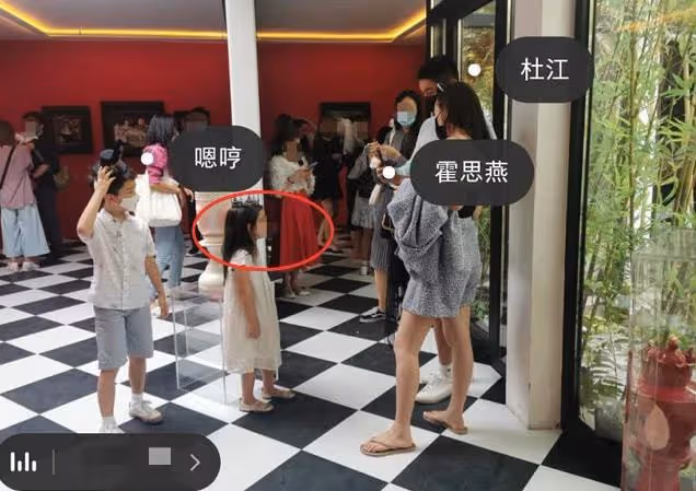 霍思燕夫婦被偶遇,杜江幫妻兒買飲品太貼心,8歲嗯哼身高猛躥
