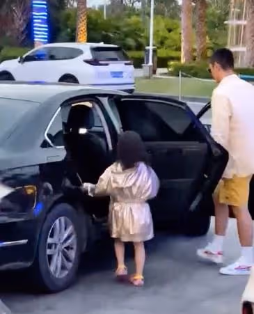霍思燕夫婦被偶遇,杜江幫妻兒買飲品太貼心,8歲嗯哼身高猛躥