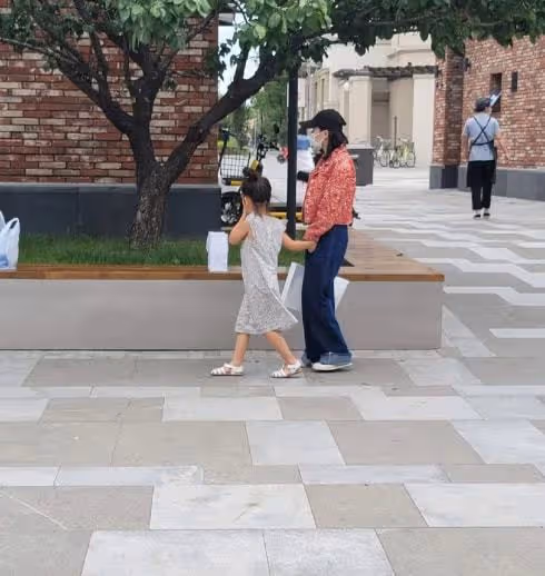 霍思燕夫婦被偶遇,杜江幫妻兒買飲品太貼心,8歲嗯哼身高猛躥
