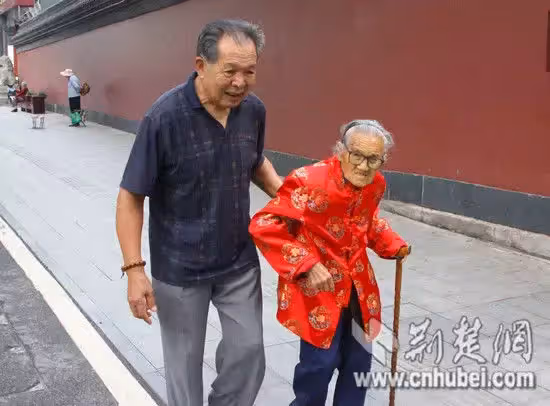 你放心,有我在!謹記亡妻一句話「他獨自照顧岳母44年」 「為她終生不再婚」現況令人動容