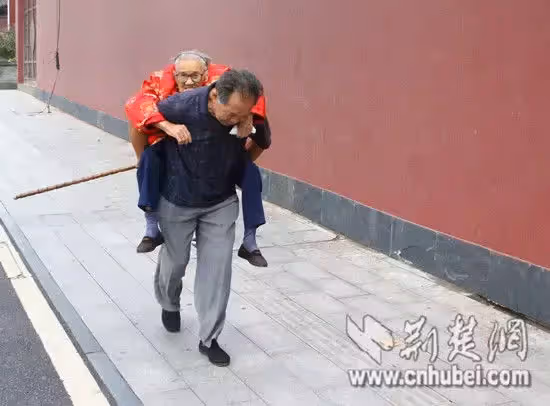 你放心,有我在!謹記亡妻一句話「他獨自照顧岳母44年」 「為她終生不再婚」現況令人動容