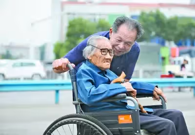 你放心,有我在!謹記亡妻一句話「他獨自照顧岳母44年」 「為她終生不再婚」現況令人動容