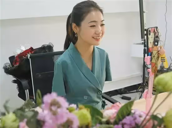 女孩9歲失去雙臂!一度靠乞討為生 用腳學刺繡養全家「逆襲為大老闆」:人生無絕境