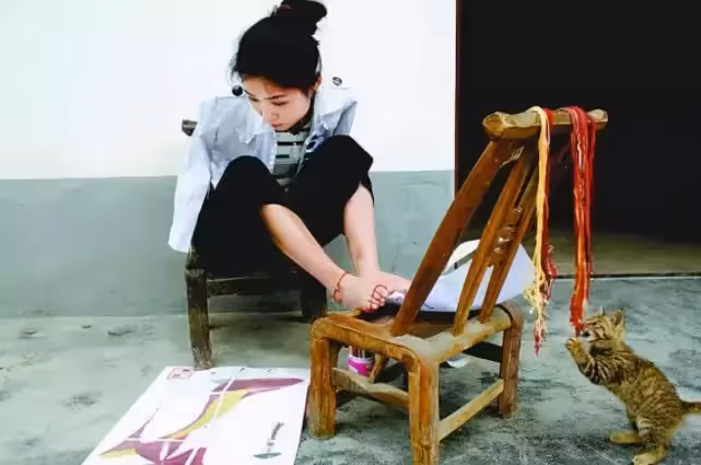 女孩9歲失去雙臂!一度靠乞討為生 用腳學刺繡養全家「逆襲為大老闆」:人生無絕境