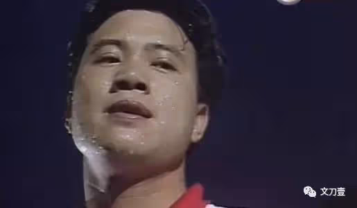 「香港教父」萬梓良,向鄧萃雯下跪拒絕周星馳,落魄時還為港片出力