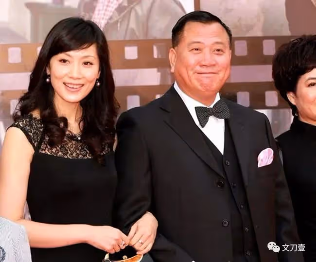 「香港教父」萬梓良,向鄧萃雯下跪拒絕周星馳,落魄時還為港片出力