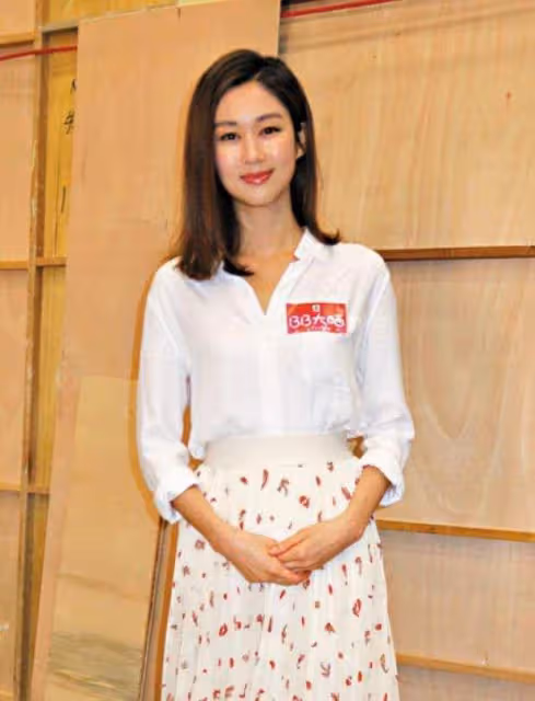 TVB花旦岑麗香與老公十指緊扣逛街，背十萬元包包，購六位數名表