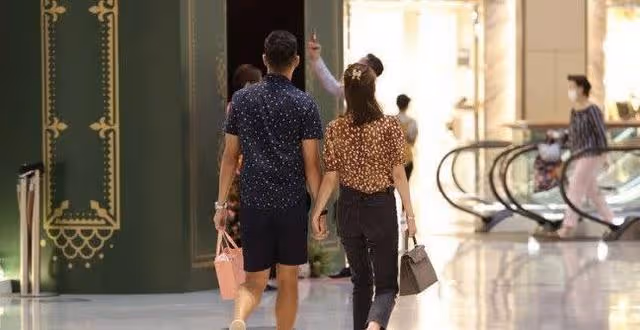 TVB花旦岑麗香與老公十指緊扣逛街，背十萬元包包，購六位數名表