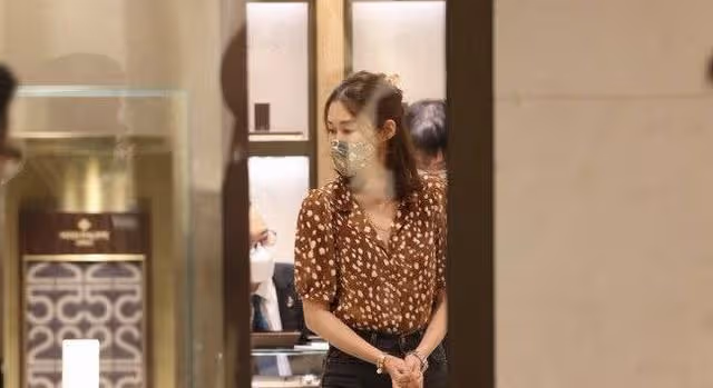TVB花旦岑麗香與老公十指緊扣逛街，背十萬元包包，購六位數名表