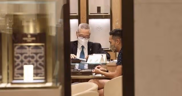 TVB花旦岑麗香與老公十指緊扣逛街，背十萬元包包，購六位數名表