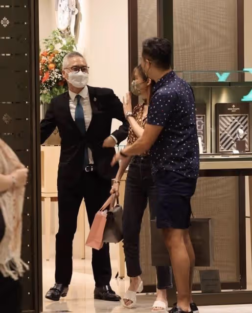 TVB花旦岑麗香與老公十指緊扣逛街，背十萬元包包，購六位數名表