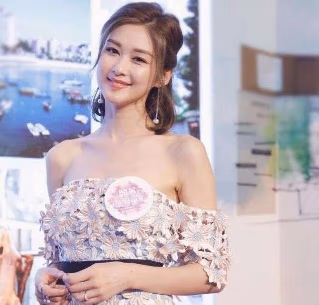 TVB花旦岑麗香與老公十指緊扣逛街，背十萬元包包，購六位數名表