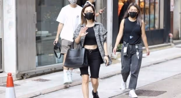 TVB花旦岑麗香與老公十指緊扣逛街，背十萬元包包，購六位數名表