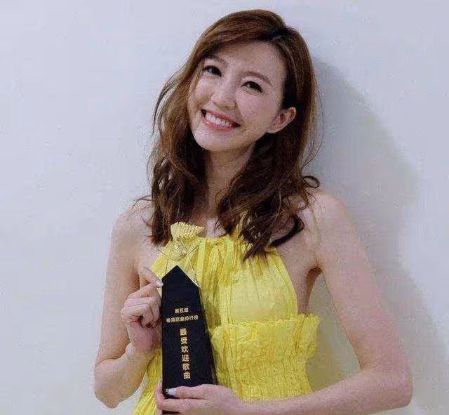 TVB花旦岑麗香與老公十指緊扣逛街，背十萬元包包，購六位數名表