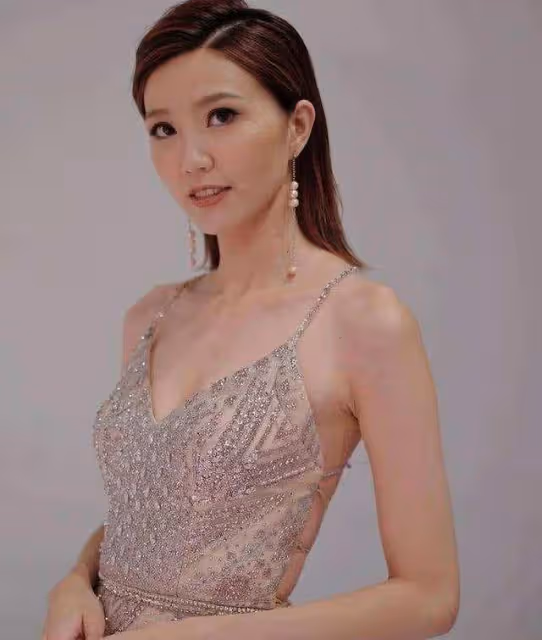 TVB花旦岑麗香與老公十指緊扣逛街，背十萬元包包，購六位數名表
