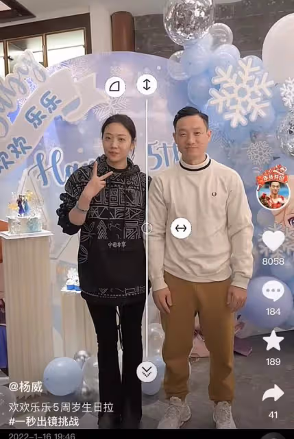 楊威為雙胞胎女兒慶生,倆孩子差別大引熱議,大兒子身高已超爸爸