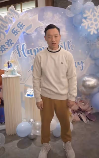 楊威為雙胞胎女兒慶生,倆孩子差別大引熱議,大兒子身高已超爸爸