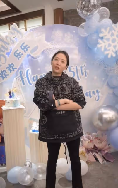 楊威為雙胞胎女兒慶生,倆孩子差別大引熱議,大兒子身高已超爸爸