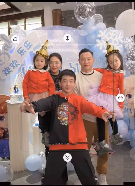 楊威為雙胞胎女兒慶生,倆孩子差別大引熱議,大兒子身高已超爸爸