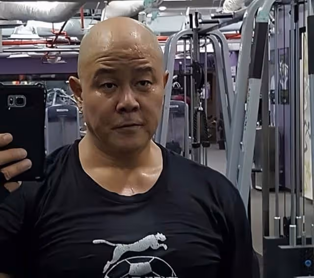 著名男星息影16年近況曝光,身材健碩至今仍是單身,已轉行做餐飲