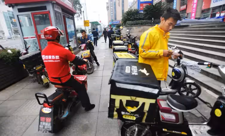 [為賺錢養家]女騎手辛苦送外賣路遇「老公載美女出行」　當場崩潰「怒砸車窗」網怒：他不配