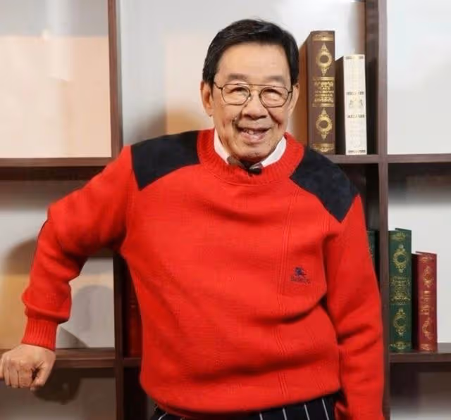 TVB為趕進度深夜拍戲，89歲老戲骨表情呆滯，健康狀況惹人擔心
