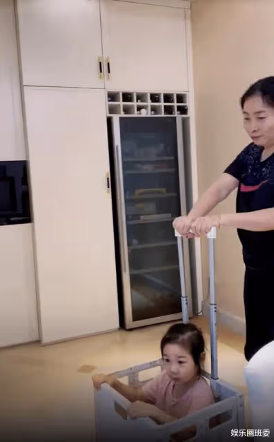 奧運冠軍何姿曬西安封城日常，4歲女兒頭頸部險受創，老公吐槽被何姿一腳踹開