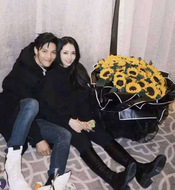 向佐為媽媽和老婆同慶生!郭碧婷素顏出鏡抱女兒,背景簡陋仍溫馨