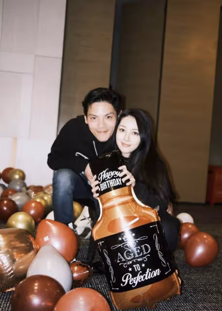 向佐為媽媽和老婆同慶生!郭碧婷素顏出鏡抱女兒,背景簡陋仍溫馨