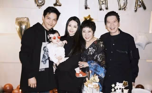 向佐為媽媽和老婆同慶生!郭碧婷素顏出鏡抱女兒,背景簡陋仍溫馨