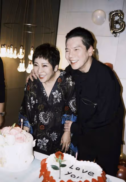 向佐為媽媽和老婆同慶生!郭碧婷素顏出鏡抱女兒,背景簡陋仍溫馨